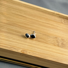 Load image into Gallery viewer, Oval Onxy Studs