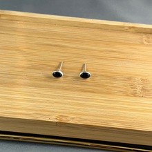 Load image into Gallery viewer, Oval Onxy Studs